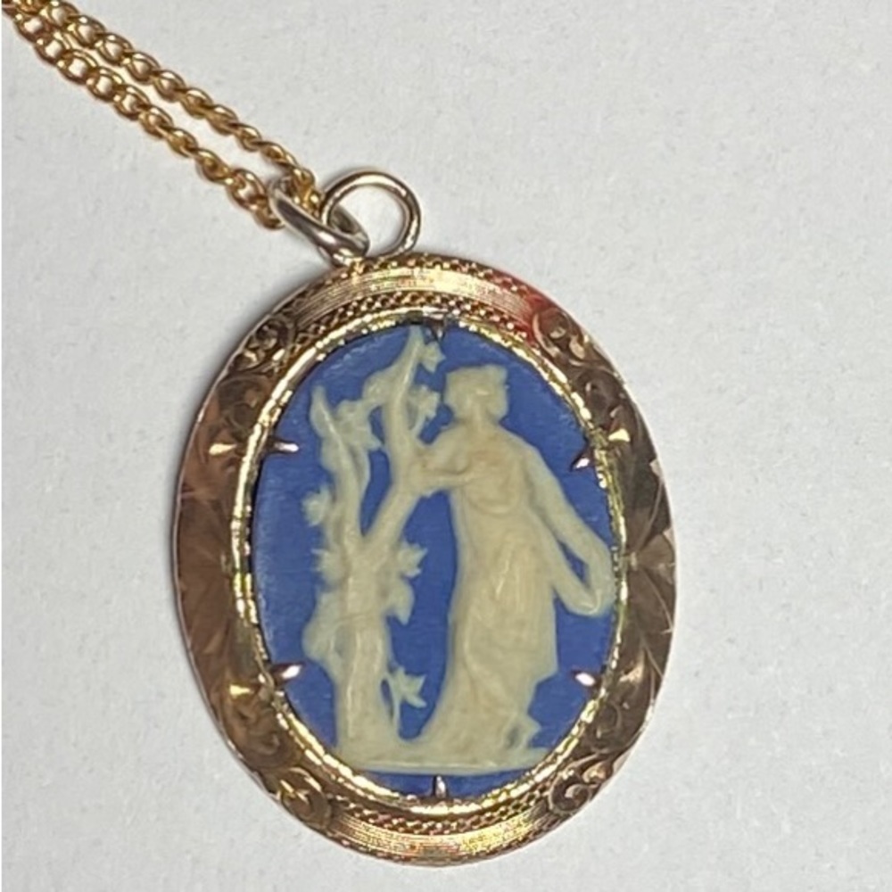 1885 Wedgwood necklace
